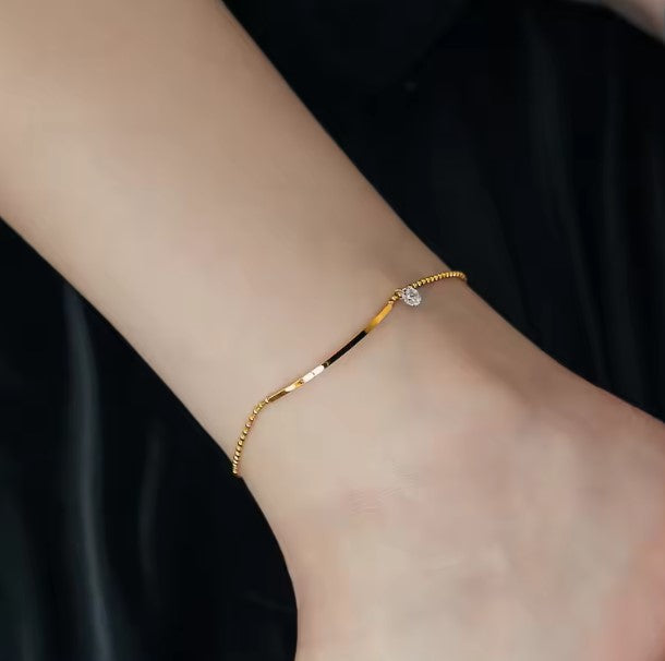 Stylish anklet featuring a bar pendant that resembles a smiley lip when worn, crafted from durable stainless steel and elegantly plated with 18k gold.