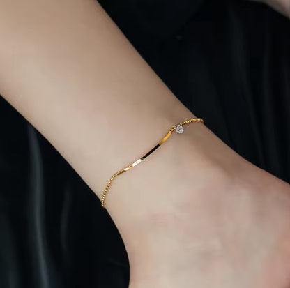 Stylish anklet featuring a bar pendant that resembles a smiley lip when worn, crafted from durable stainless steel and elegantly plated with 18k gold.