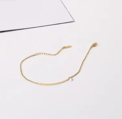 Stylish anklet featuring a bar pendant that resembles a smiley lip when worn, crafted from durable stainless steel and elegantly plated with 18k gold.